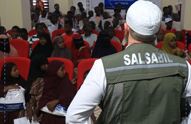توزيع الكسوة العيدية للأيتام خلال عيد الأضحي المبارك لعام 1447/2026 في مقديشو بتمويل من منظمة سلسبيل توزيع الكسوة العيدية للأيتام خلال عيد الأضحي المبارك لعام 1447/2026 في مقديشو بتمويل من منظمة سلسبيل