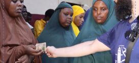 توزيع مساعدات نقدية للمكفوفين بتمويل من منظمة سلسبيل